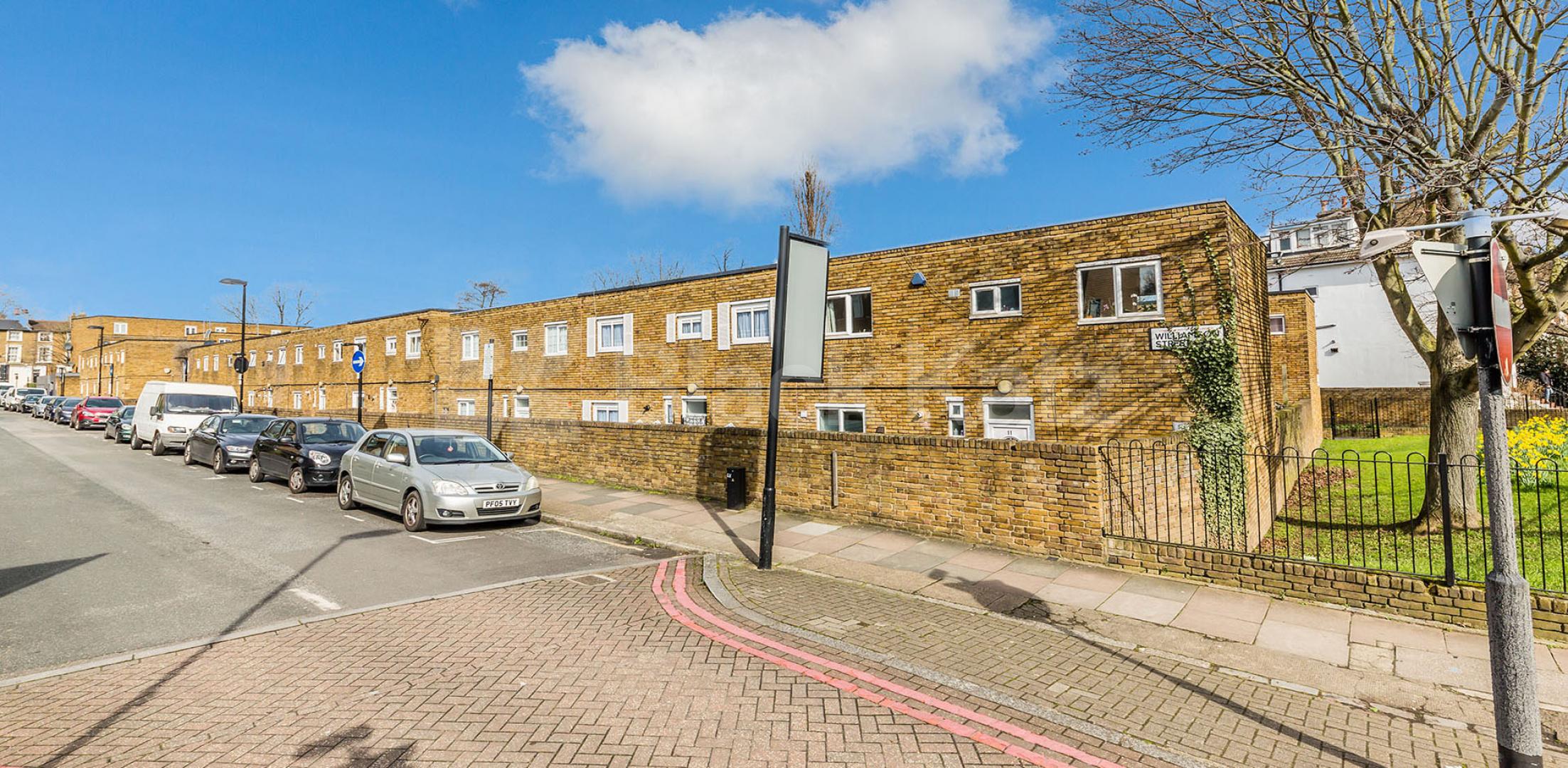 Four double bedrooms large lounge modern kitchen - mins to tube & shops. Williamson Street, Holloway